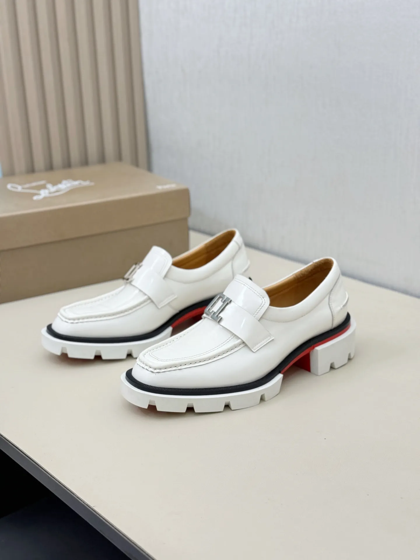 [CL～High-end men’s red-soled shoes] Top P: 880💰. Size: 39-44 (38.45.46 can be customized) 🆑Top original order purchasing agent Imported open-edge bead fabric and water-dyed cowhide inside 🉑️ Imported TPU rubber sole, wear-resistant and non-slip, full of European style.